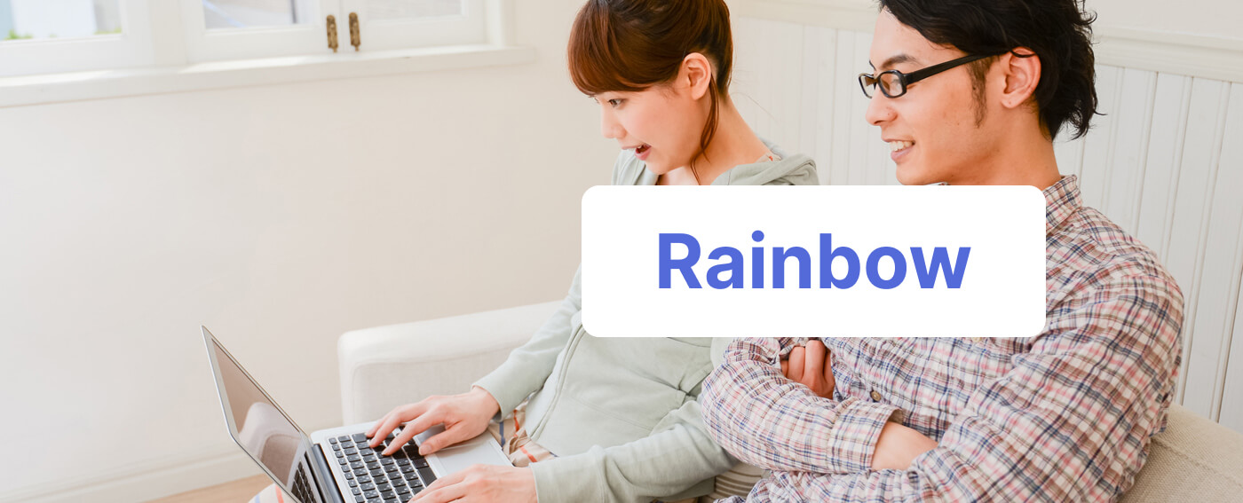 パソコンを見つめアフィリエイト作業を行う男女